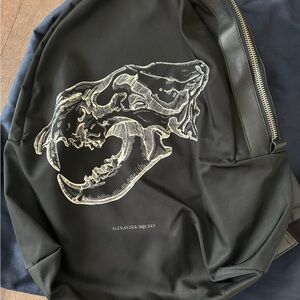 Alexander McQueen Black Backpack with White Skull Print